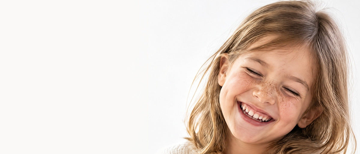 Petite fille qui éclate de rire avec son squishy