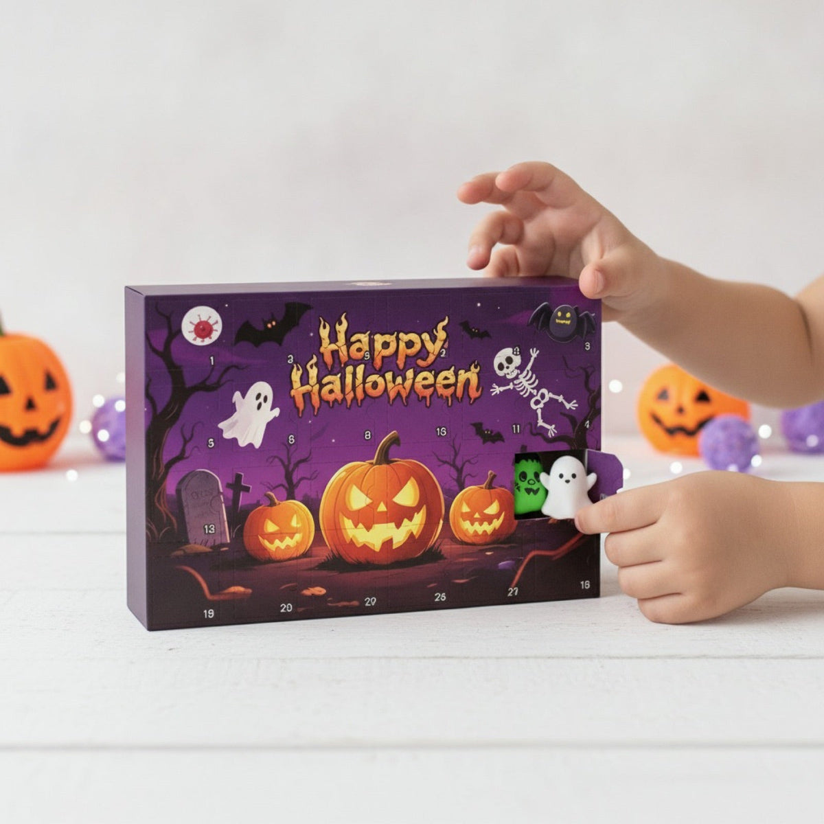 Enfant qui ouvre un calendrier Halloween de squishies fantômes et citrouilles