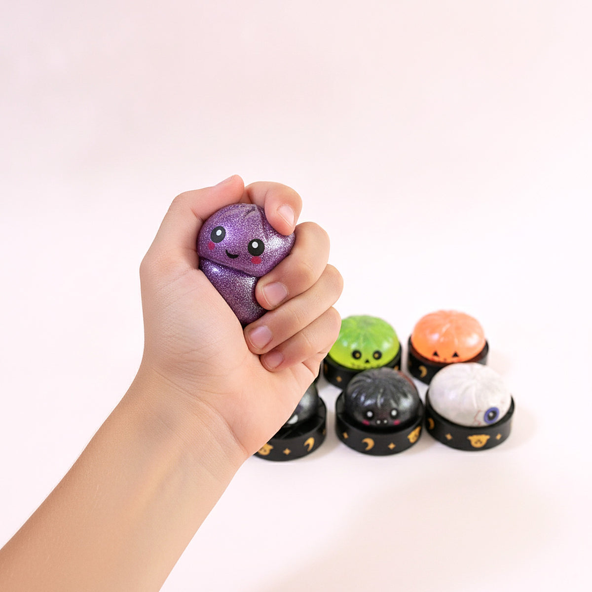 Squishy surprise Halloween pressé dans une main d'enfant pour montrer sa taille