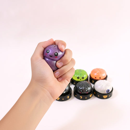 Squishy surprise Halloween pressé dans une main d'enfant pour montrer sa taille