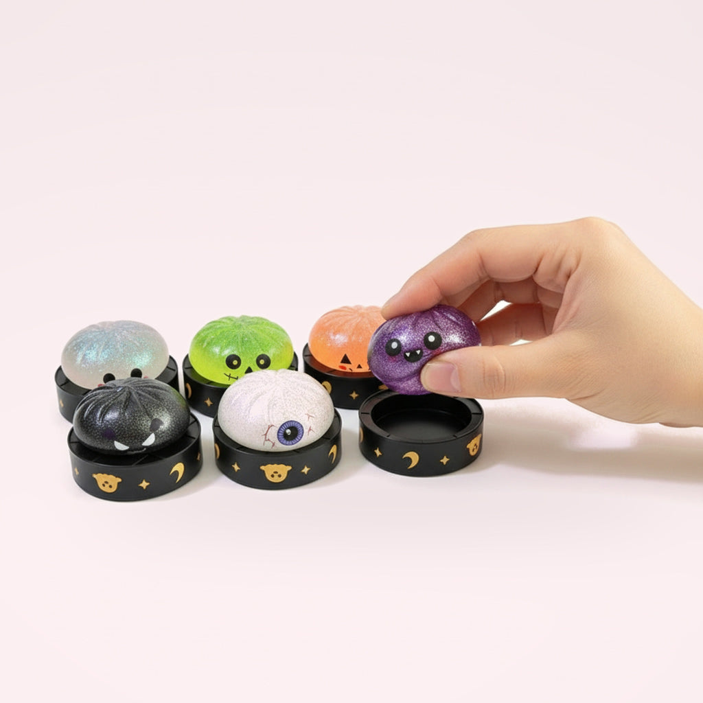 Boîte mystère Halloween – Squishy surprise – en main