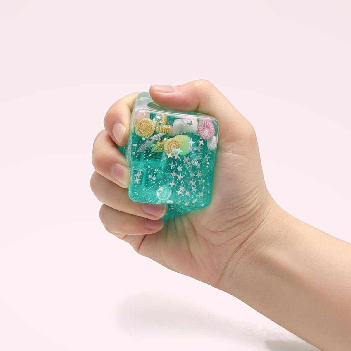 Cube squishy sensoriel Océan – en main