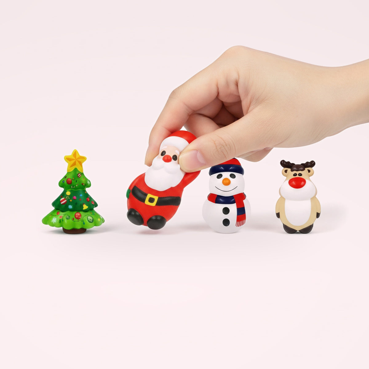 Lot de 4 squishies de Noël – Père Noël & rennes – en main