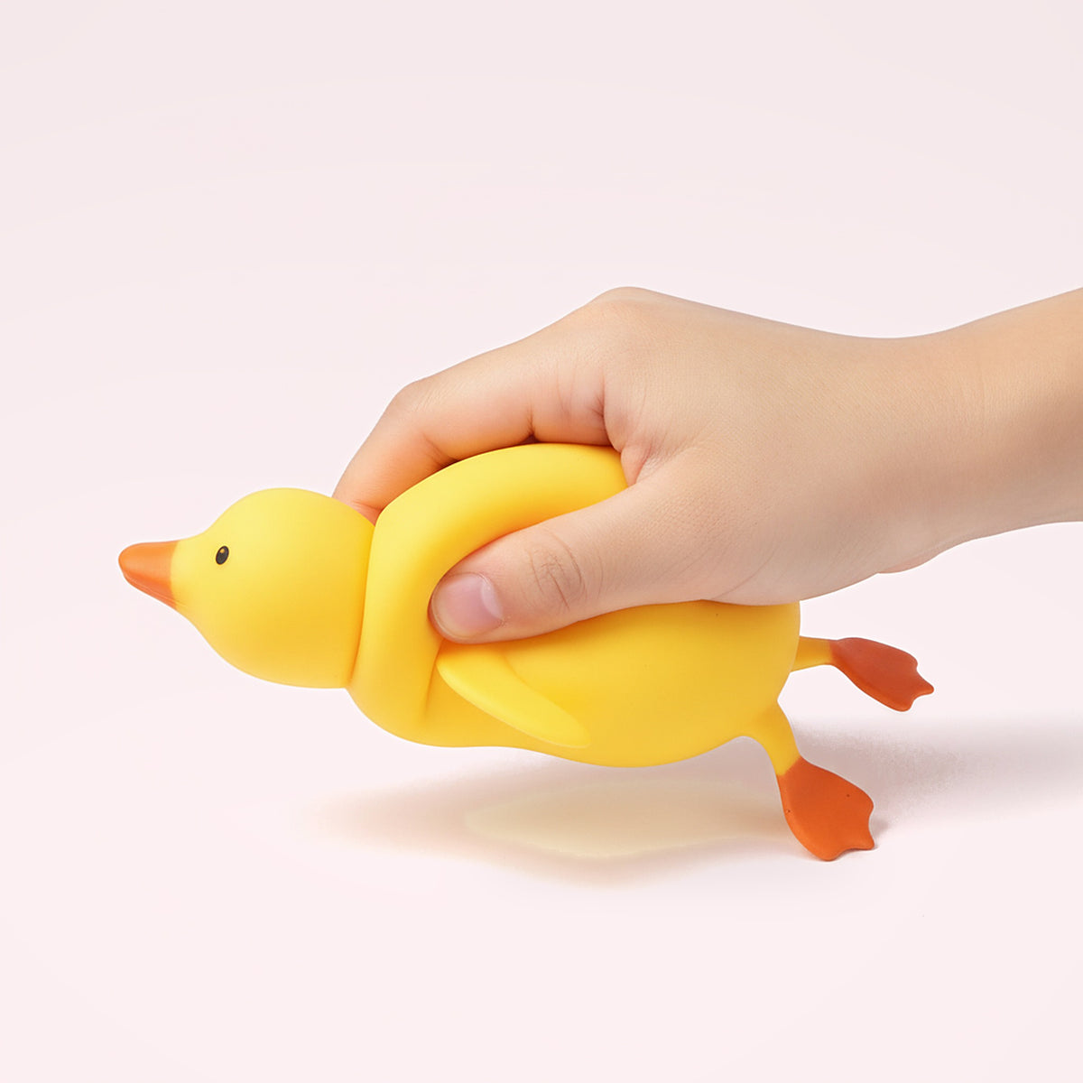 Squishy Canard mignon en main d'enfant