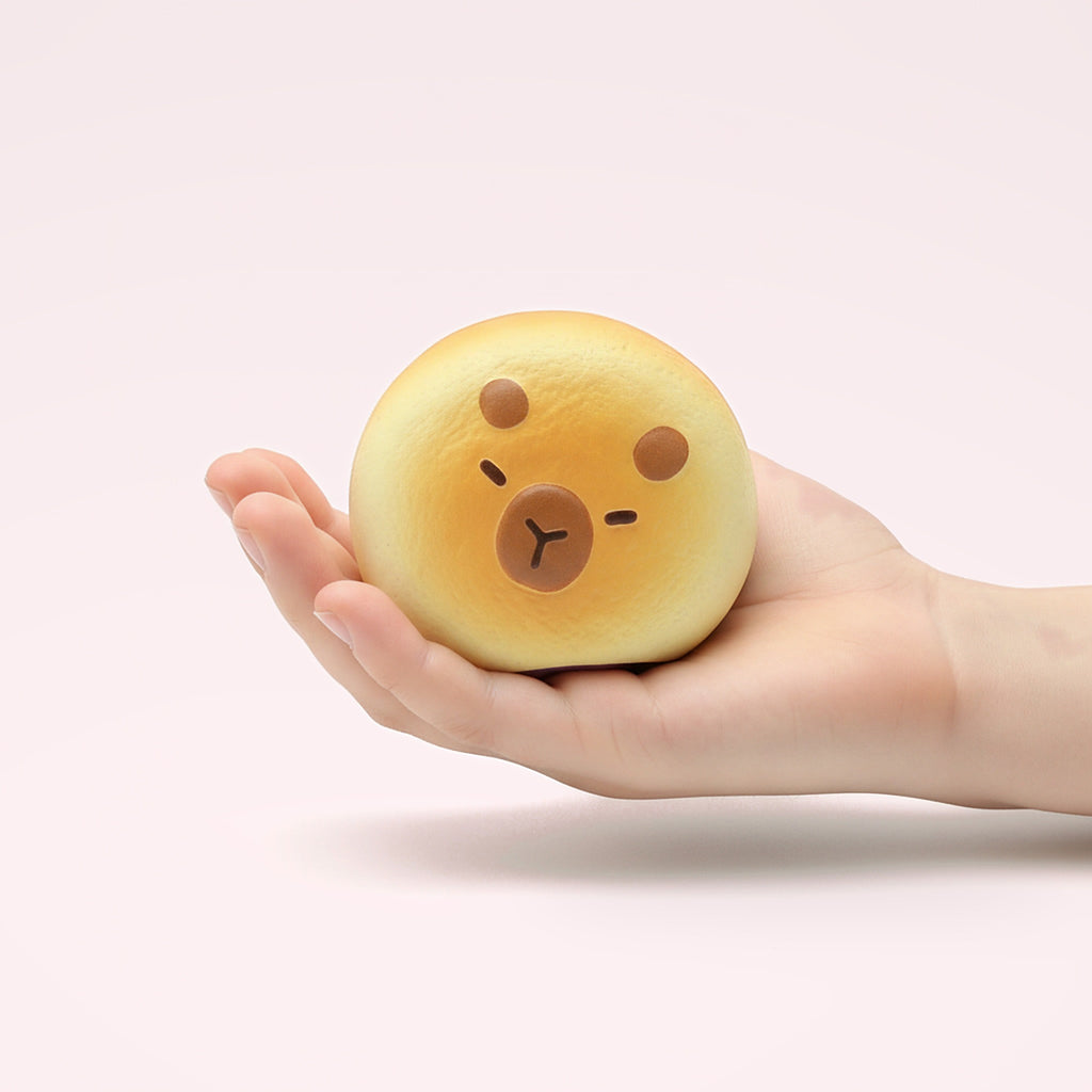 Squishy Capybara boulanger en main d'enfant