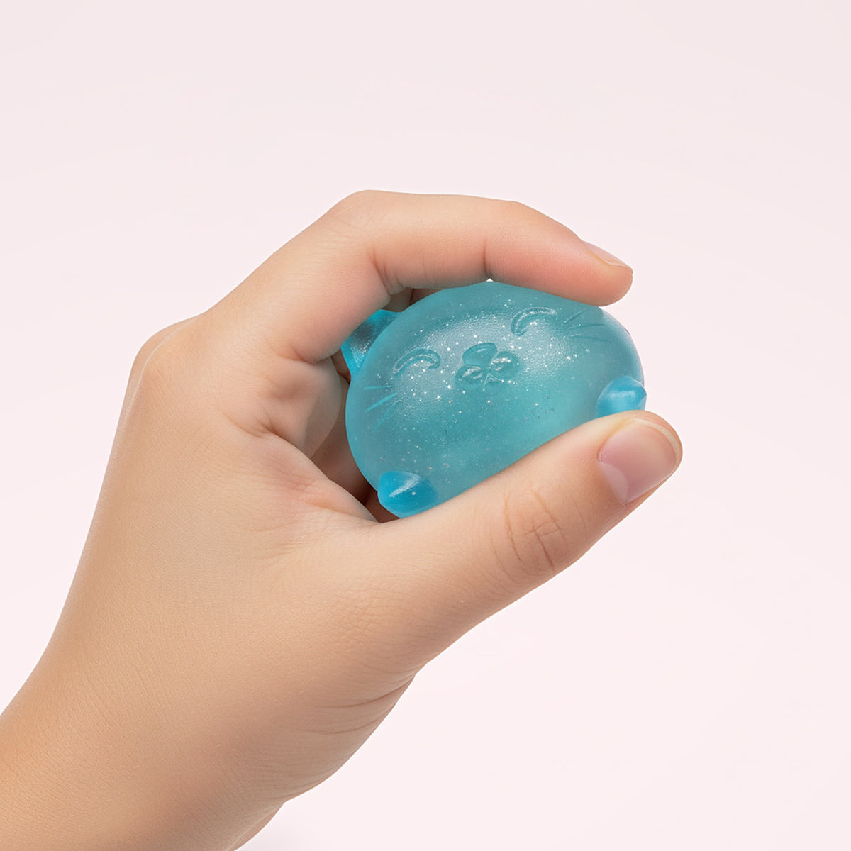 Mini squishy Chat en maltose en main d'enfant