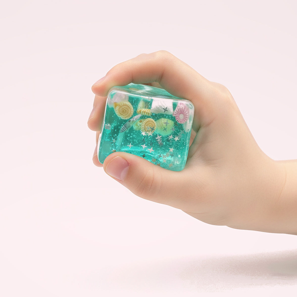 Cube squishy Océan en main d'enfant