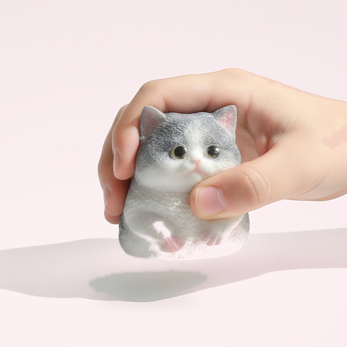Squishy Gros chat réaliste en main d'enfant