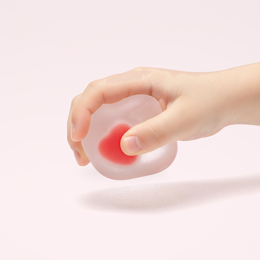 Squishy Mochi à la fraise en main d'enfant