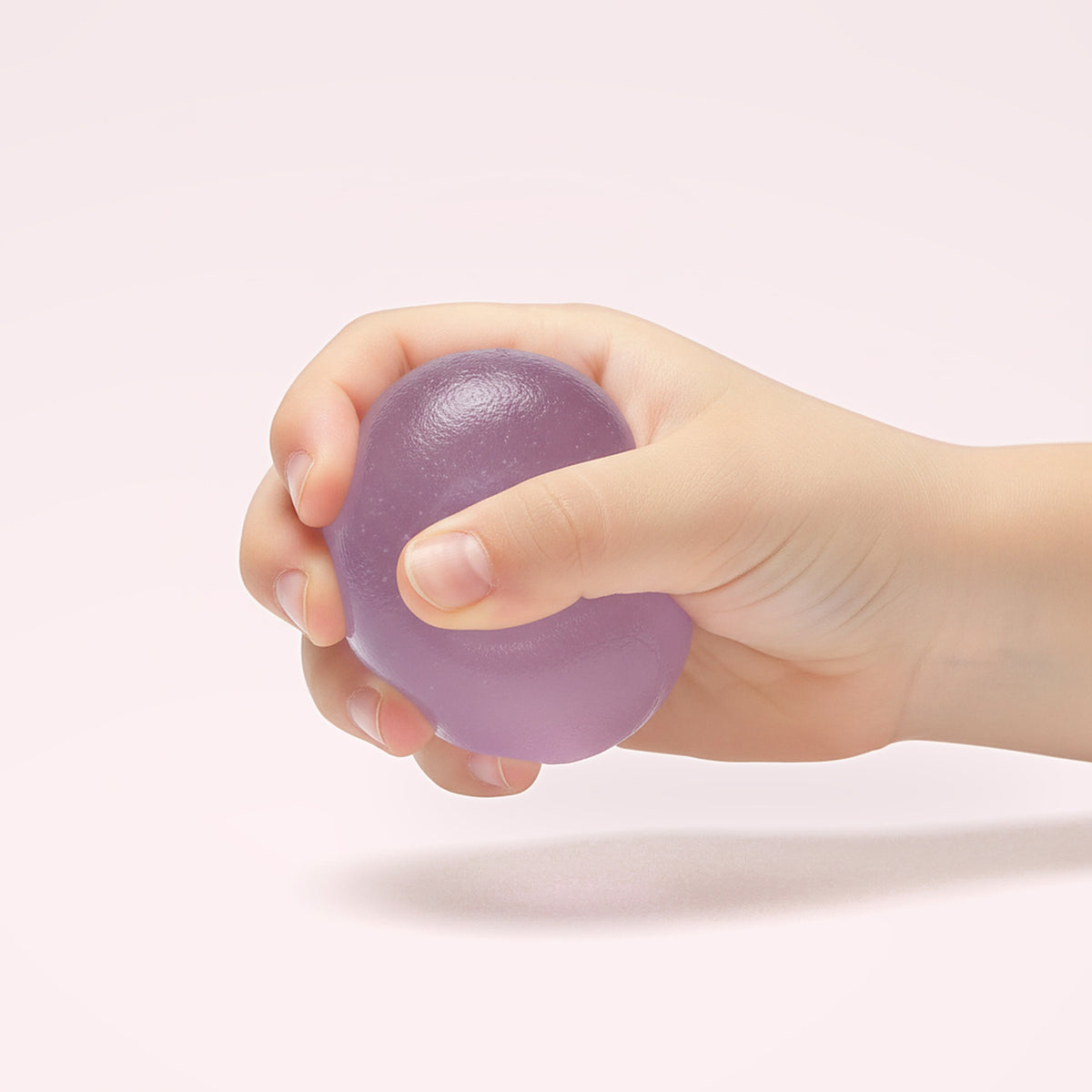 Squishy Mochi transparent en main d'enfant