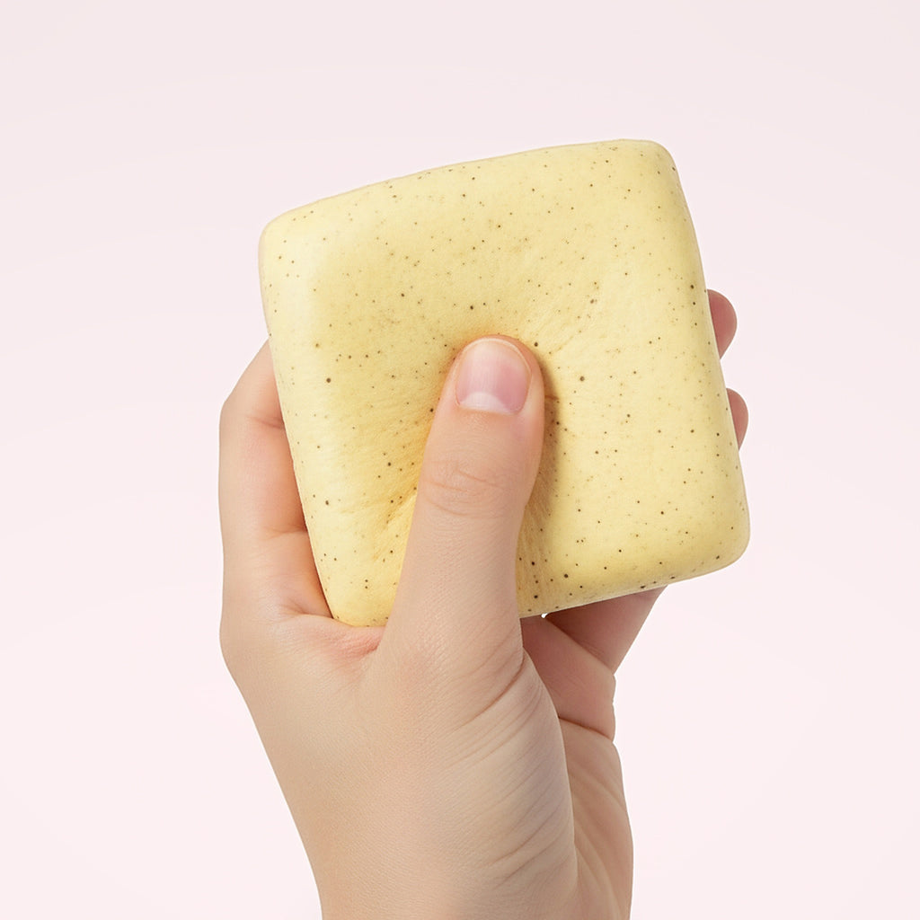 Squishy Pain de mie en main d'enfant