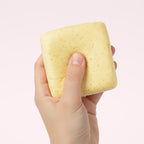 Squishy Pain de mie en main d'enfant