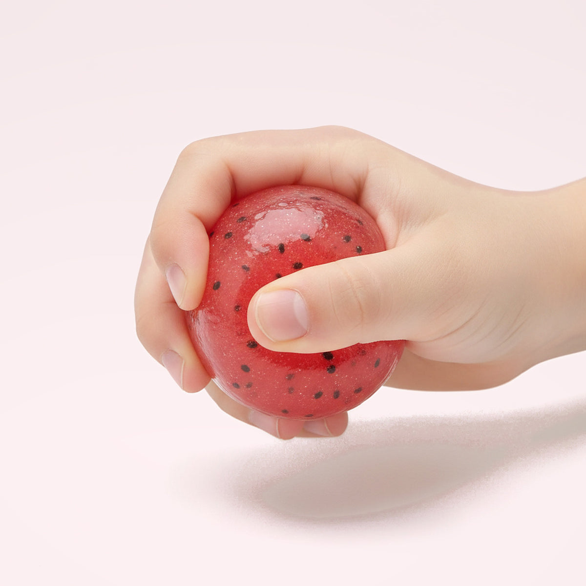 Squishy Pastèque en main d'enfant