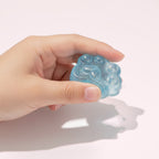 Squishy Patte de chat à paillettes en main d'enfant