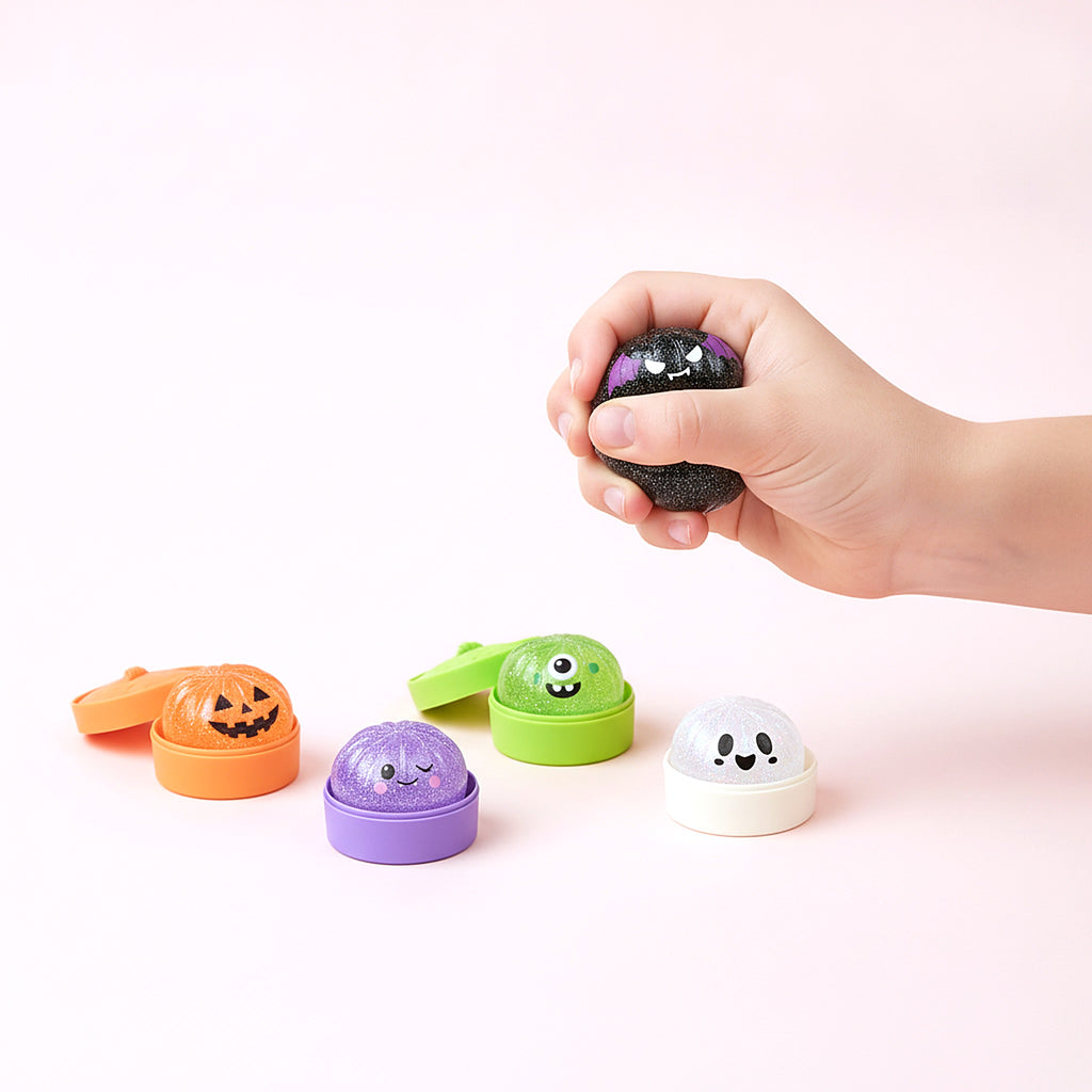 Squishy Brioche Fantôme pressé dans une main d'enfant pour montrer sa taille