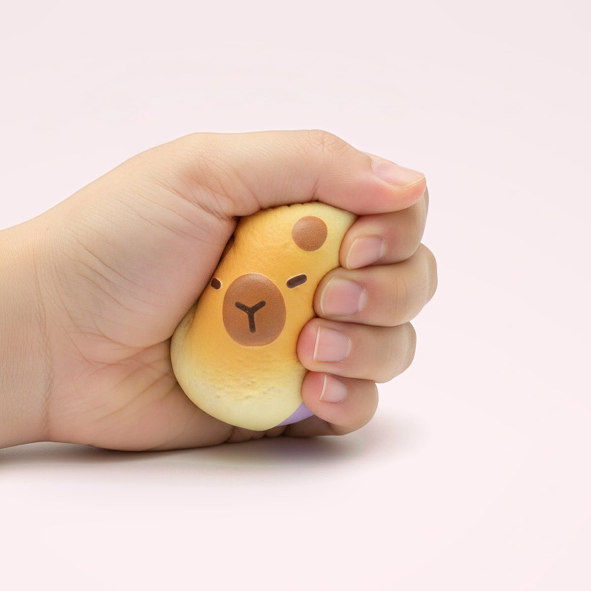 Squishy Capybara boulanger slow rising – en main