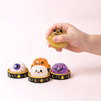 Squishy Halloween phosphorescent pressé dans une main d'enfant pour montrer sa taille