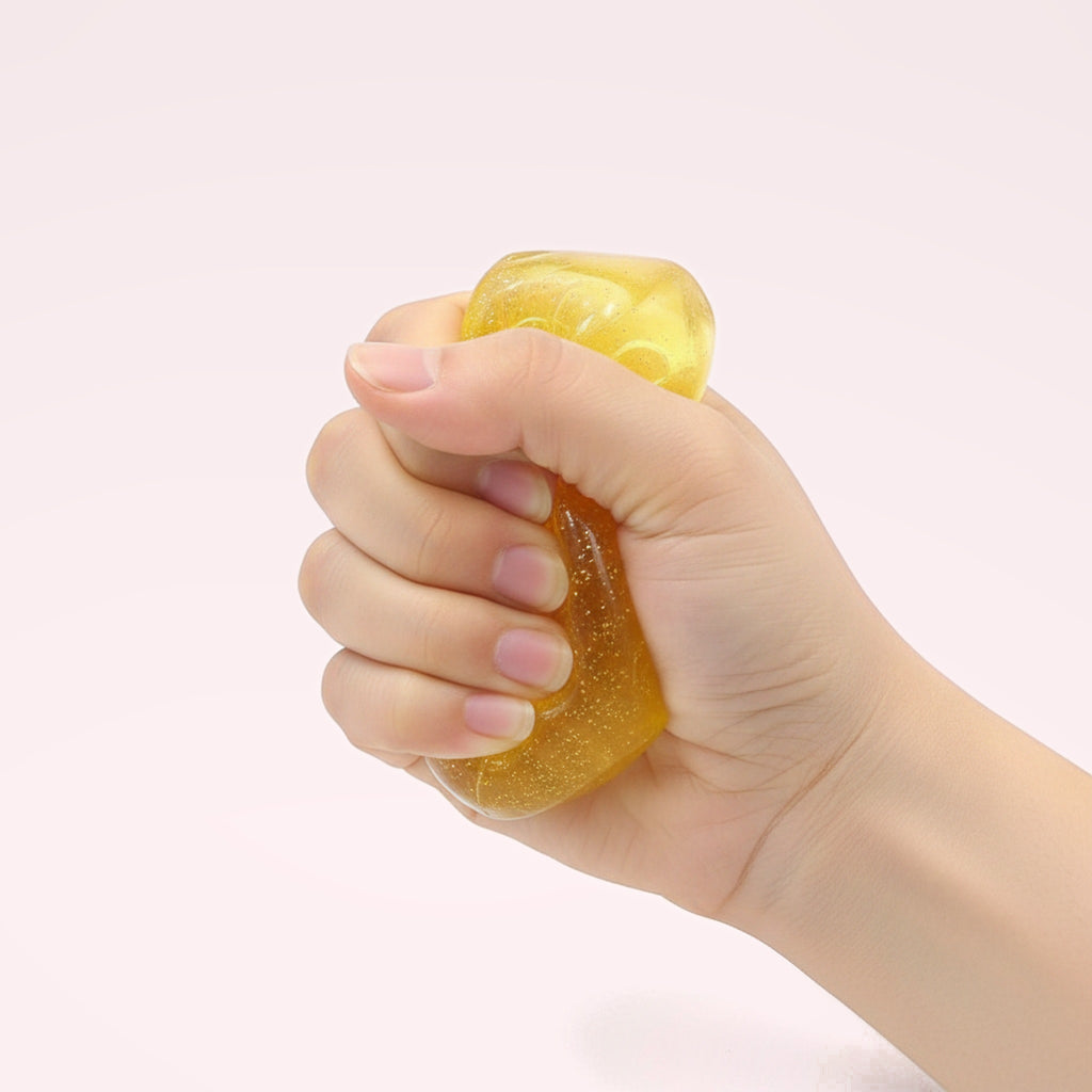 Squishy Cube de fromage au miel – en main