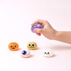 Squishy Fantôme d'Halloween tenu dans une main d'enfant pour montrer sa taille