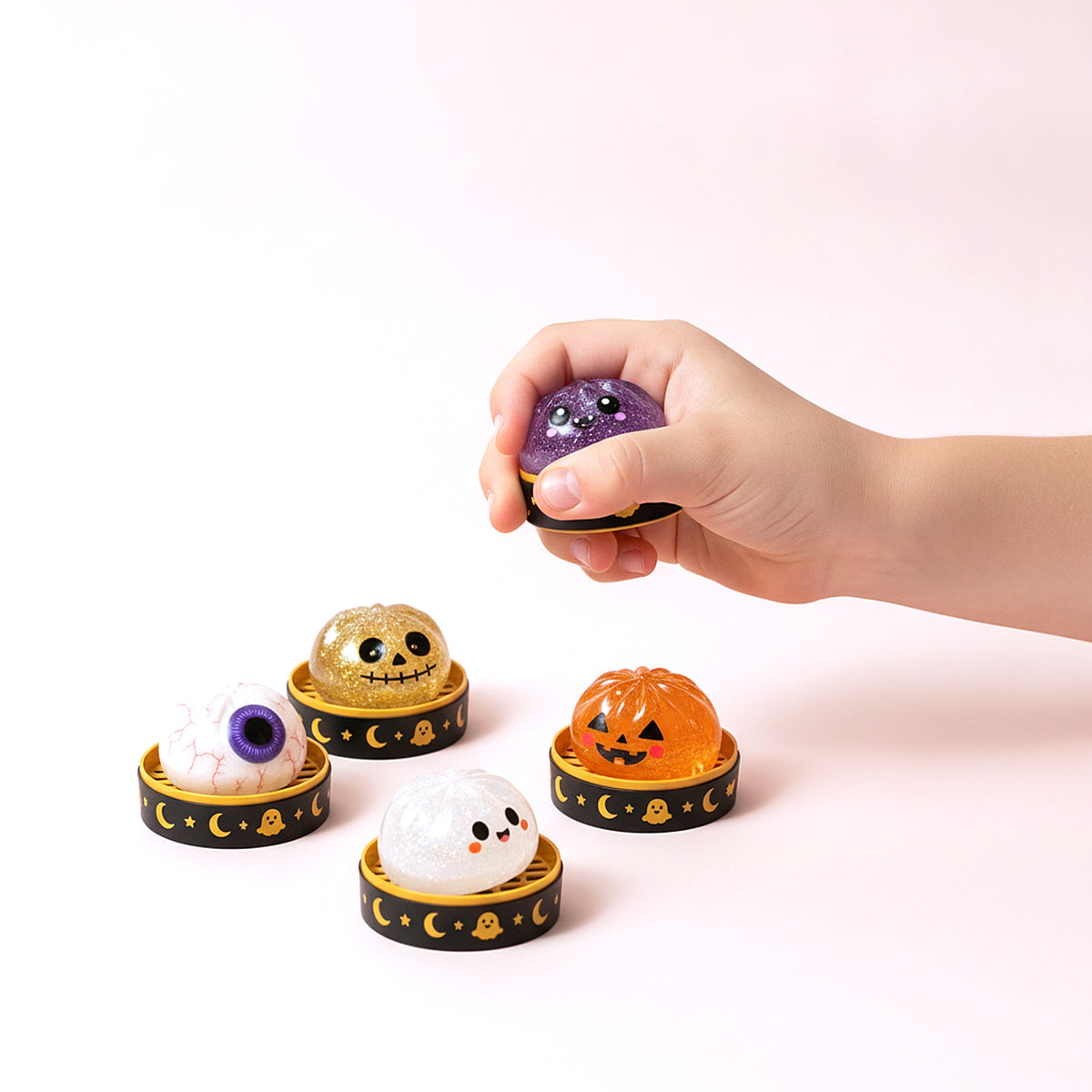 Squishy Fantôme mignon 5,5 cm pressé dans une main d'enfant pour montrer sa taille