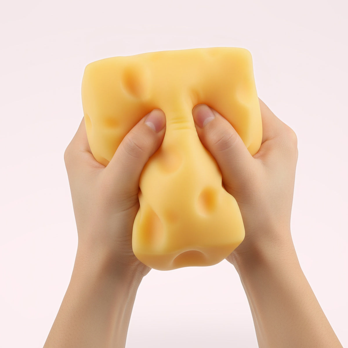 Squishy Géant Cube de fromage XL – en main