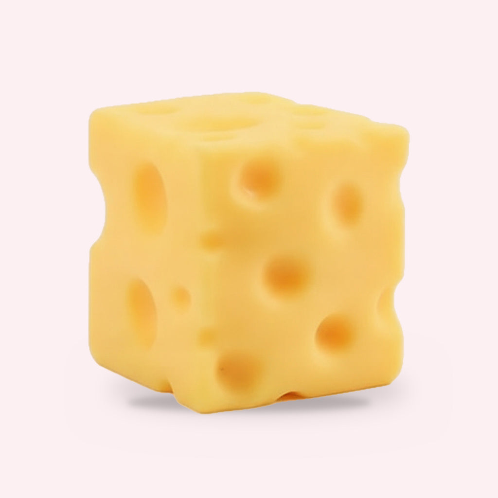 Squishy géant cube de fromage XL, packshot sur fond rose clair