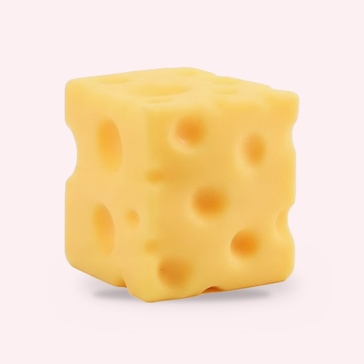 Squishy géant cube de fromage XL, packshot sur fond rose clair