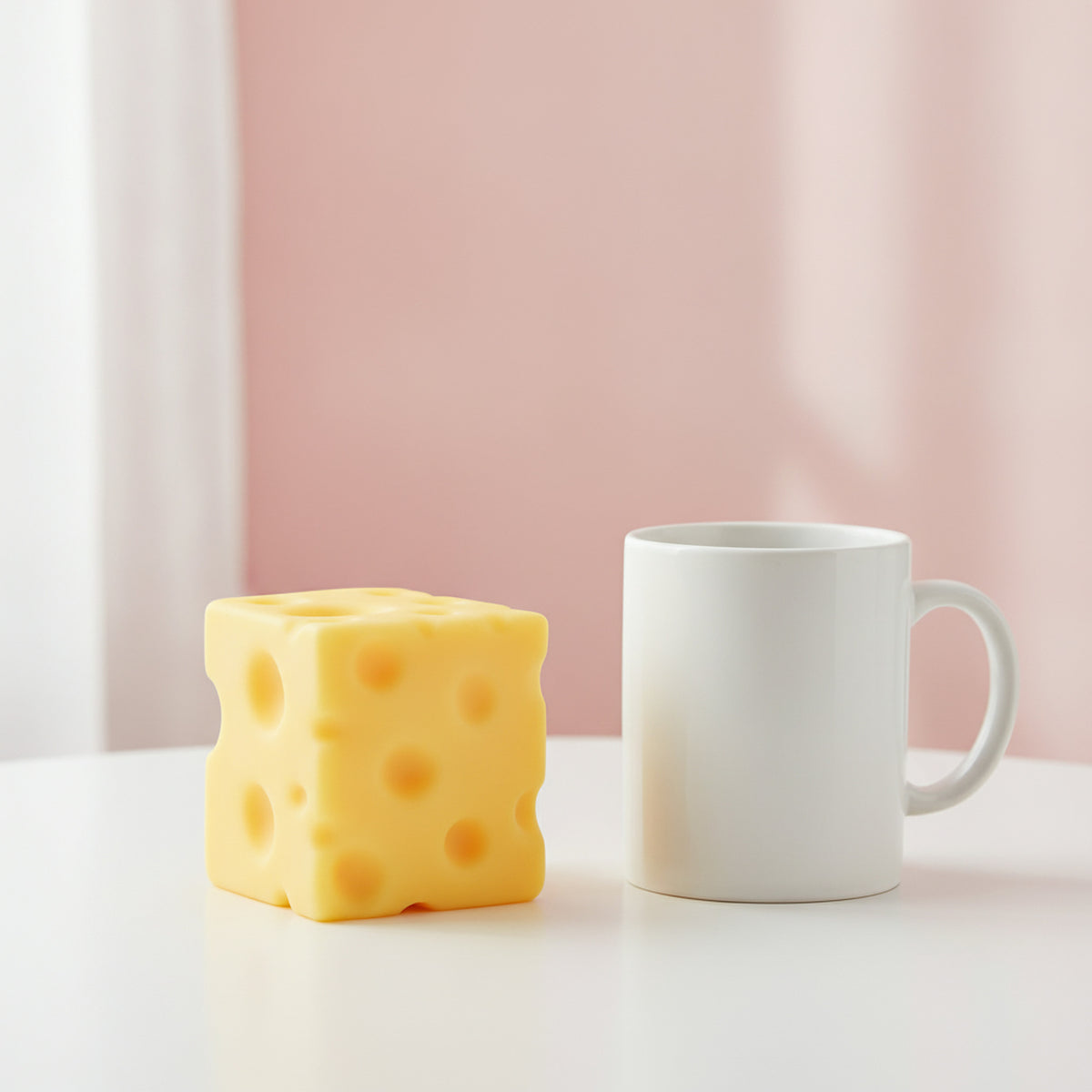 Squishy géant cube de fromage XL posé à côté d'une tasse pour montrer sa taille