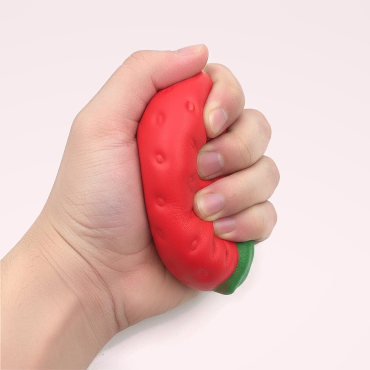 Squishy Géant Fraise slow rising – en main