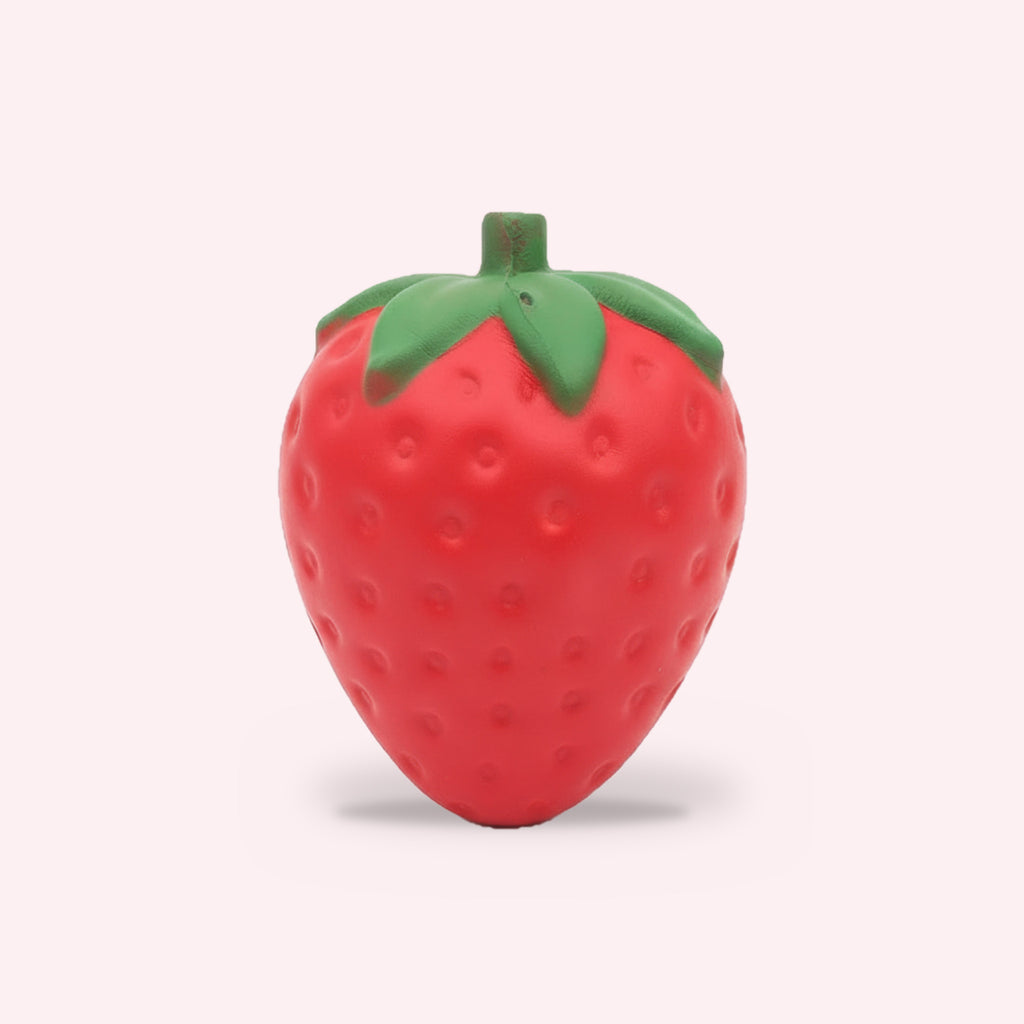 Squishy géant fraise slow rising, packshot sur fond rose clair