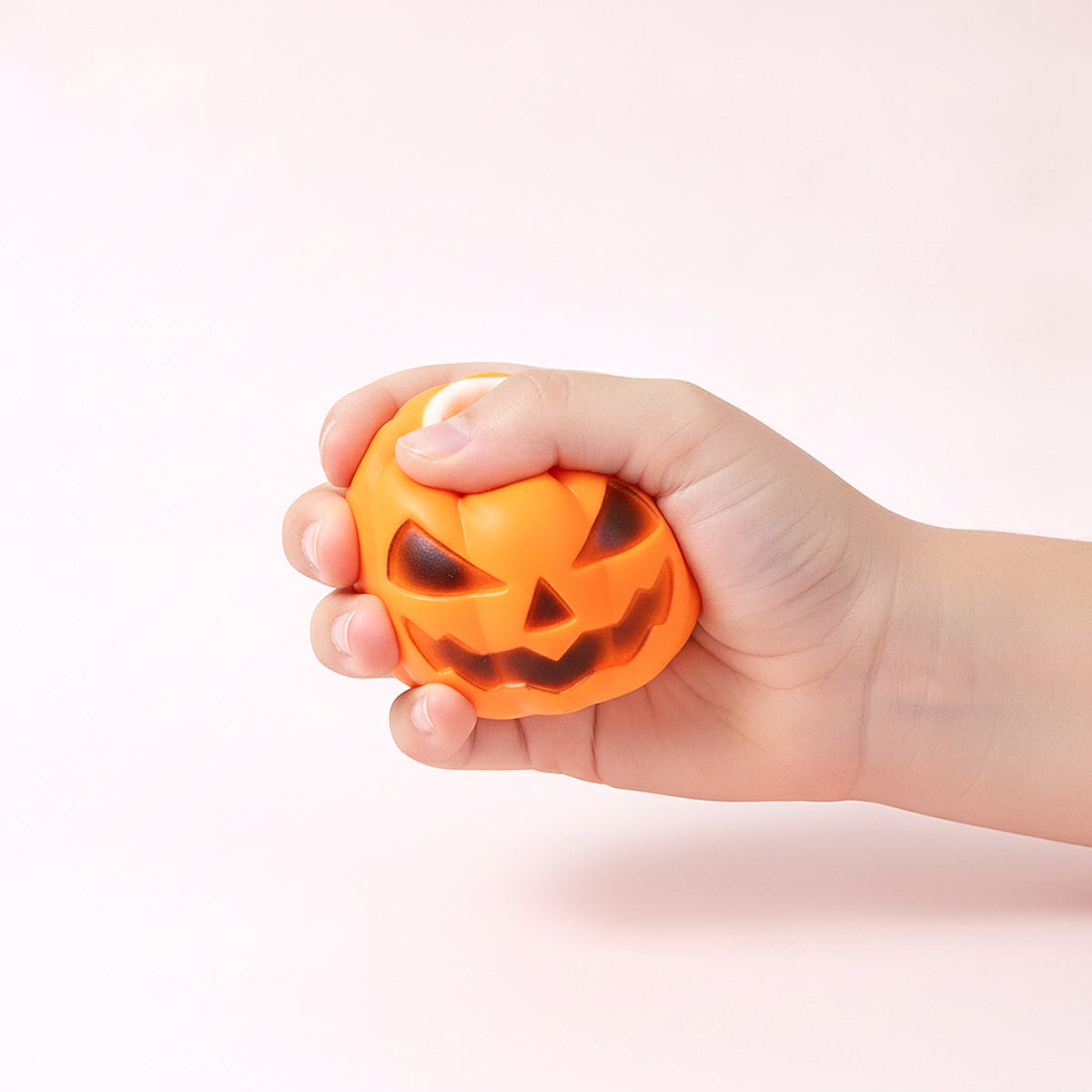 Squishy Halloween surprise pressé dans une main d'enfant pour montrer sa taille
