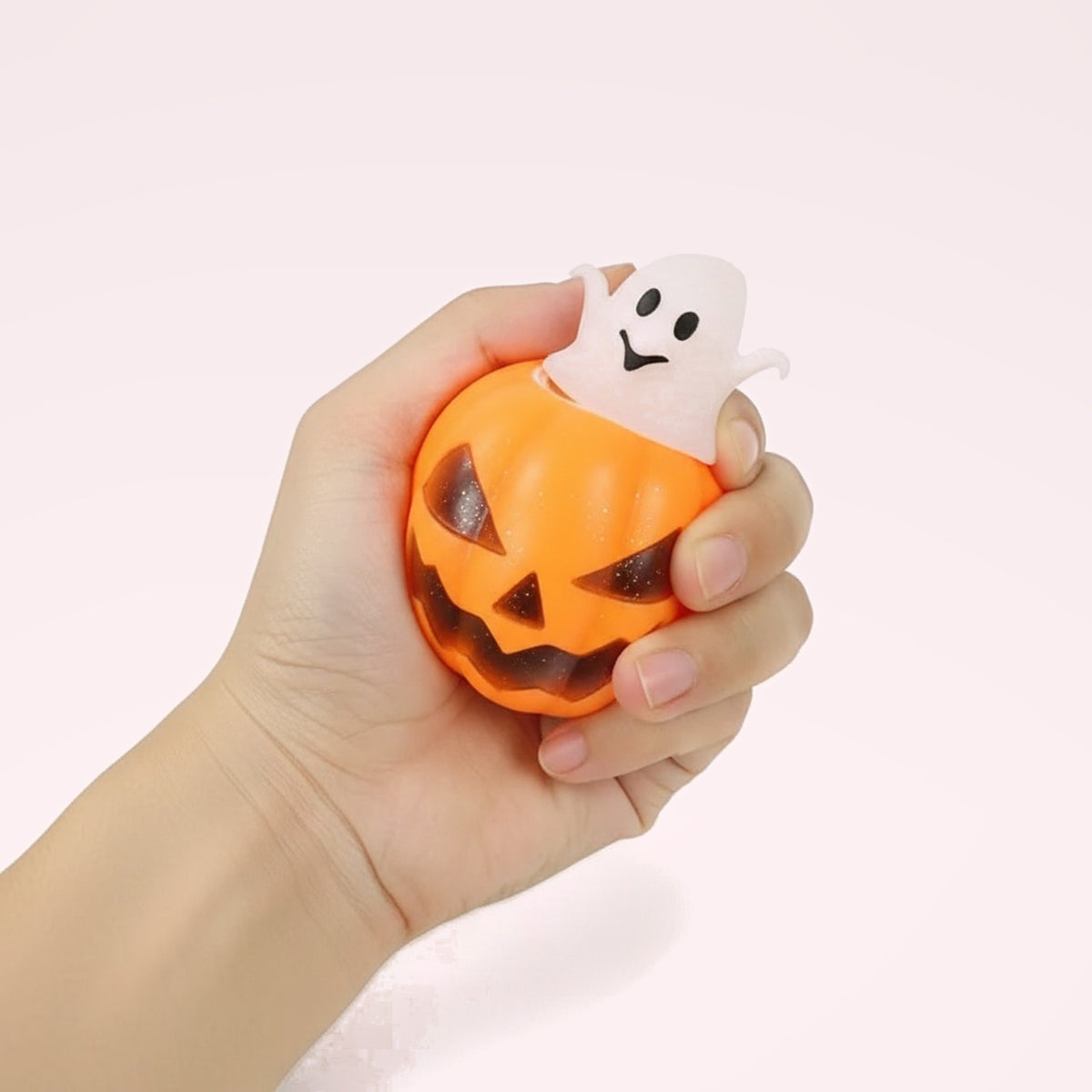 Squishy Halloween surprise – citrouille, fantôme ou tasse – en main
