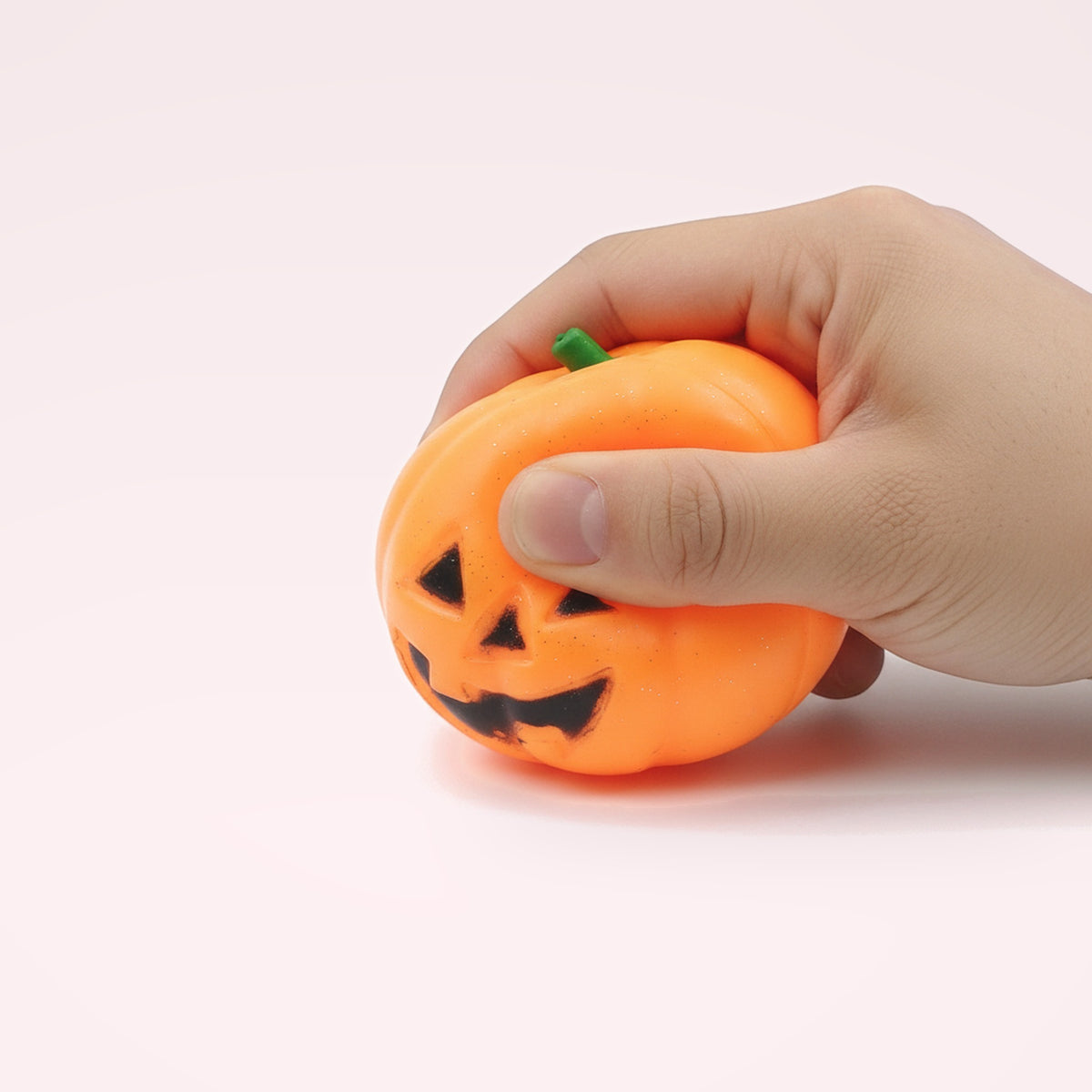 Squishy Tête de Citrouille d'Halloween – en main