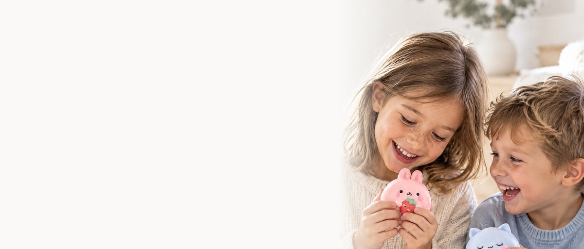 Frère et sœur qui rient avec leurs squishies